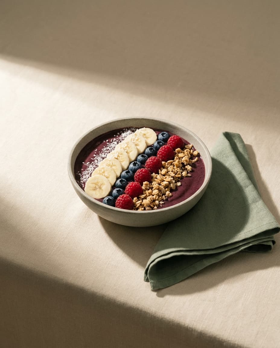 Açaí Bowl mit Banane, Beeren und Granola von Vita & Soul im Bodensee Center Friedrichshafen